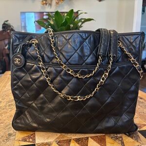 CHANEL Black Quilted Shoulder Bag with Gold Chain